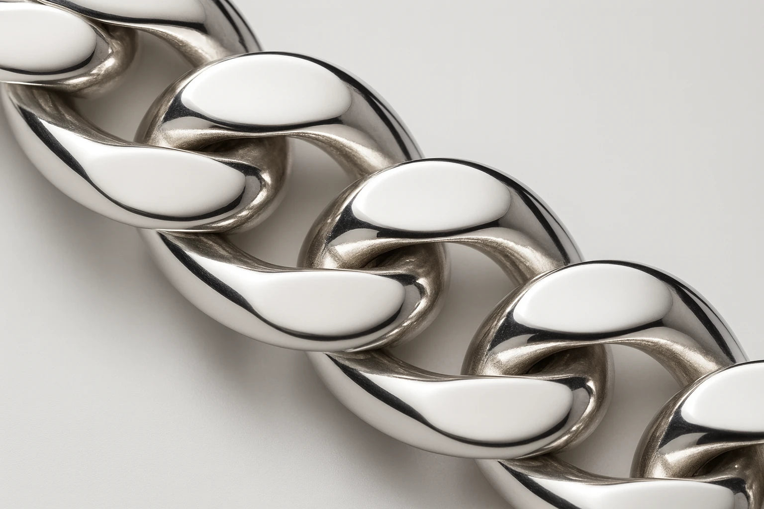 Prime Curb-Link Silver Bracelet – A Bold Essential for Modern Masculine Style