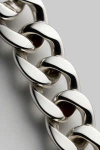 Prime Curb-Link Silver Bracelet – A Bold Essential for Modern Masculine Style