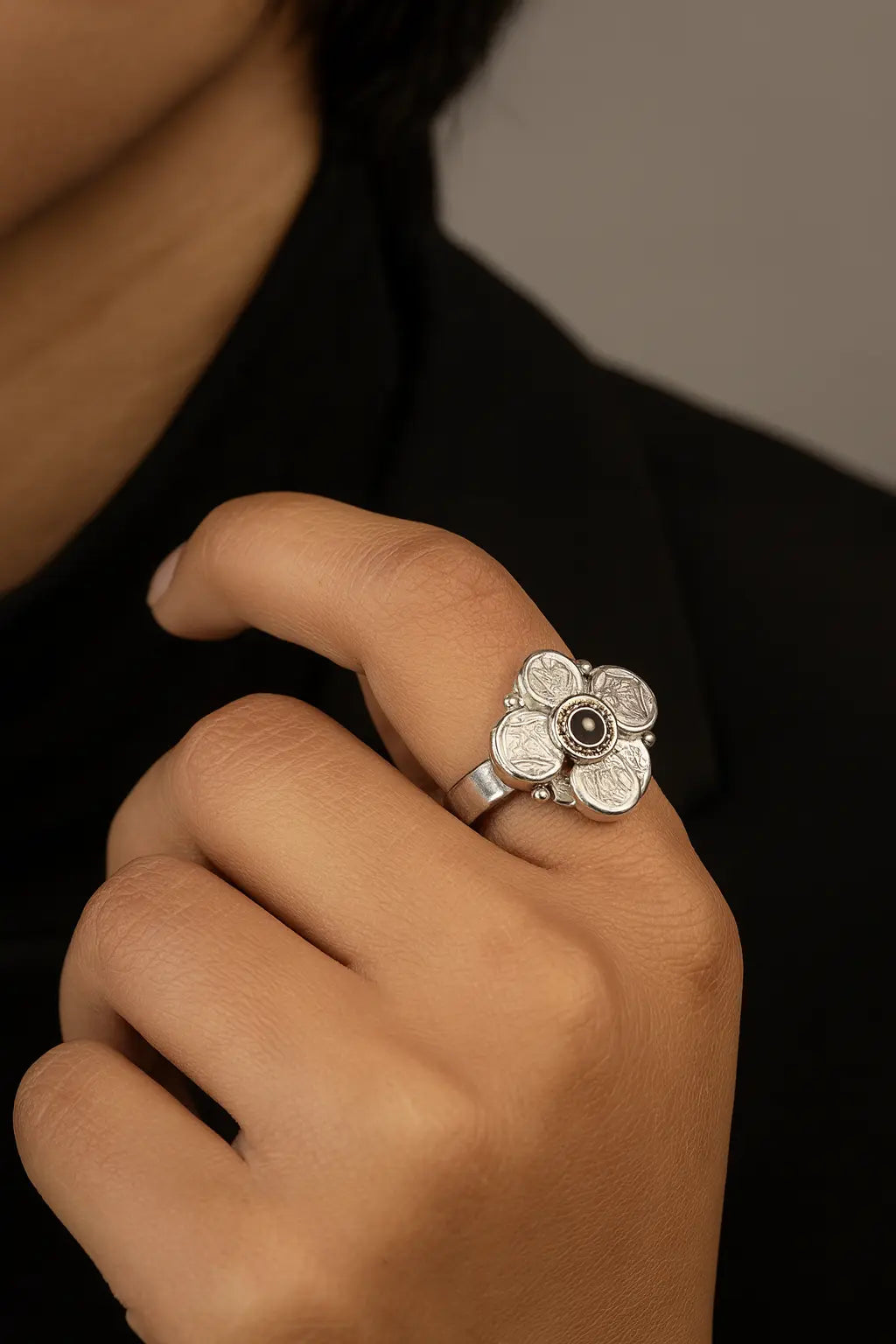 Regal Ruby Blossoms — Opulent Gold Floral Rings with Fiery Grace**

**