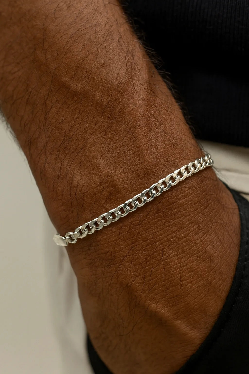 Prime Curb-Link Silver Bracelet – A Bold Essential for Modern Masculine Style